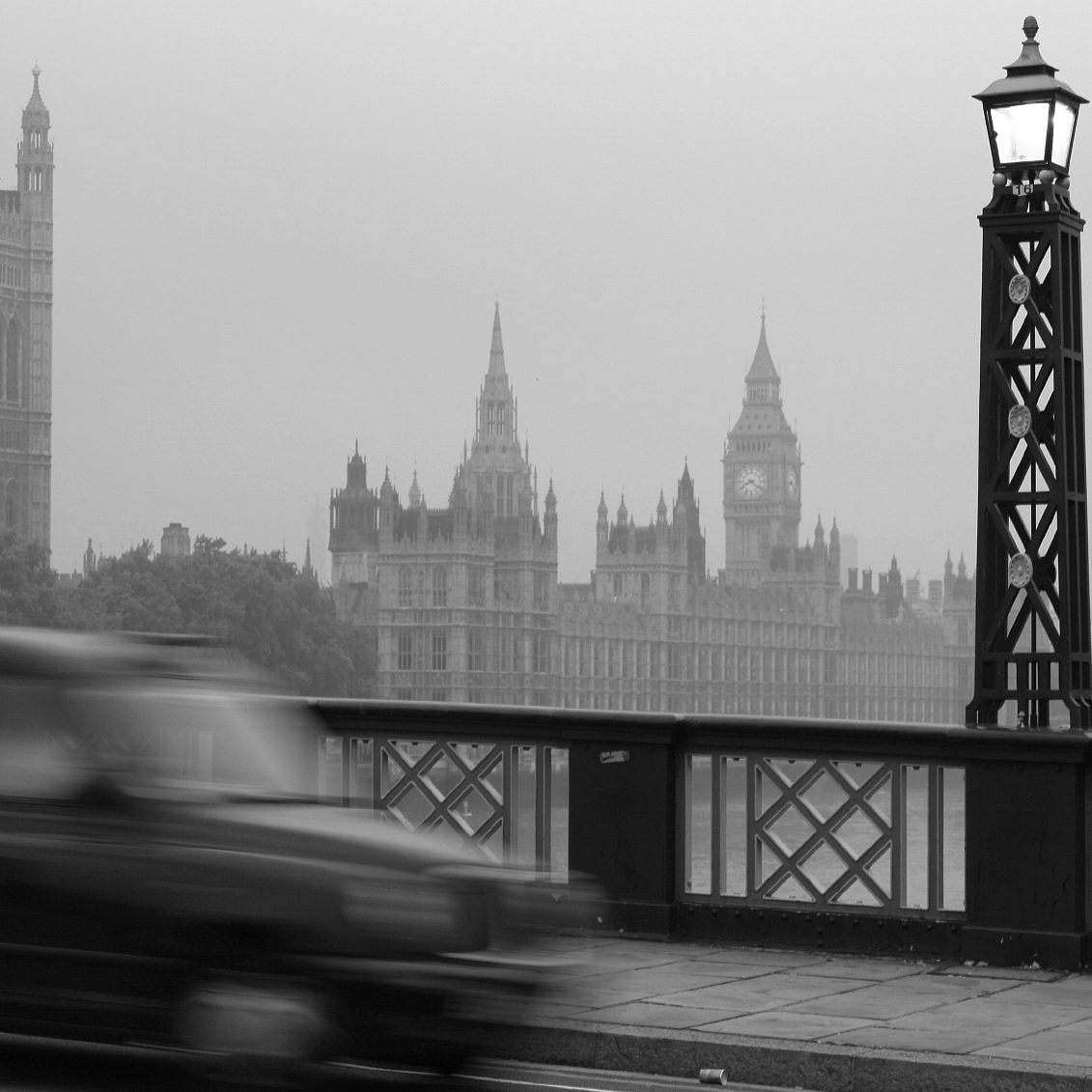 Vue floue de Big Ben et du Palais de Westminster, en ambiance brumeuse.